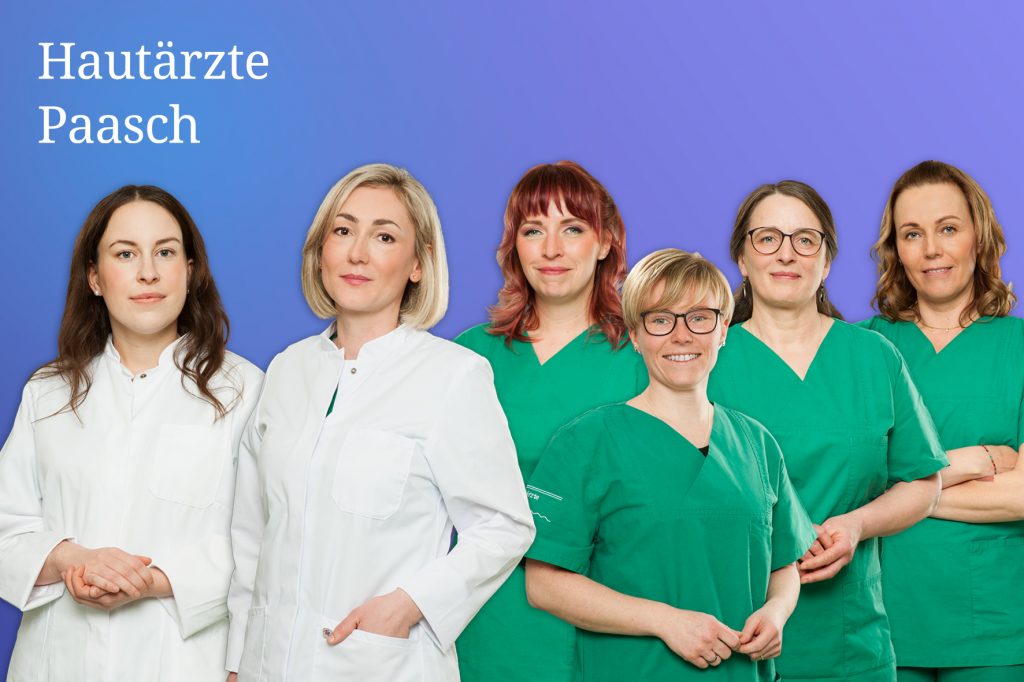 Eine Fachärztin und eine Assistenzärztin sind neben den Pflegefachkräften auf einem Gruppenbild